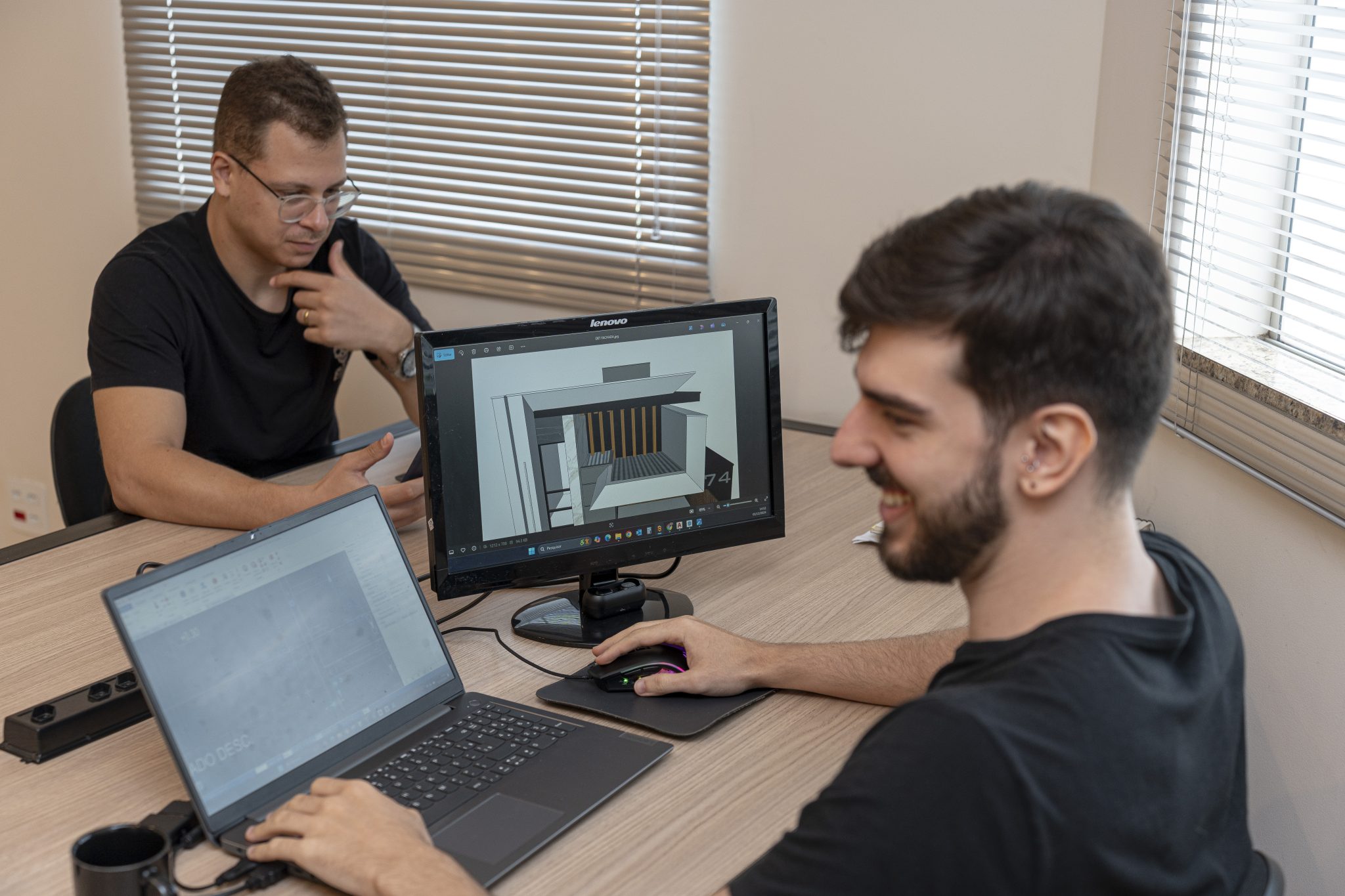 Engenheiros em reunião de projeto BIM